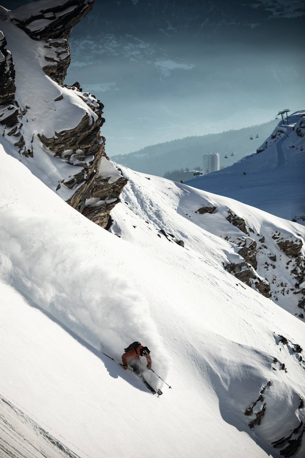 I SOLA: Mens vi venter på at koronaviruset skal roe seg kan vi drømme om å reise tilbake til de solvendte hengene i Crans Montana. Nico Vuignier er skiproffen som er født og oppvokst like ved skisenteret i Sion i Sveits, så han kan kose seg med sånt terreng selv om det er viruskrise. Foto: Dom Daher