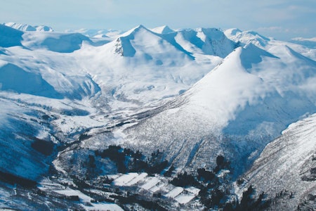 Jevnt og fint terreng over tregrensen mot Blåtindane. I bakrunnen Kjøsen og de brattere nordsidene på Nonstinden, Måsvasstinden, Trollvasstinden og Storbua. Foto: Halvor Hagen Jevnt og fint terreng over tregrensen mot Blåtindane. I bakrunnen Kjøsen og de brattere nordsidene på Nonstinden, Måsvasstinden, Trollvasstinden og Storbua. Foto: Halvor Hagen