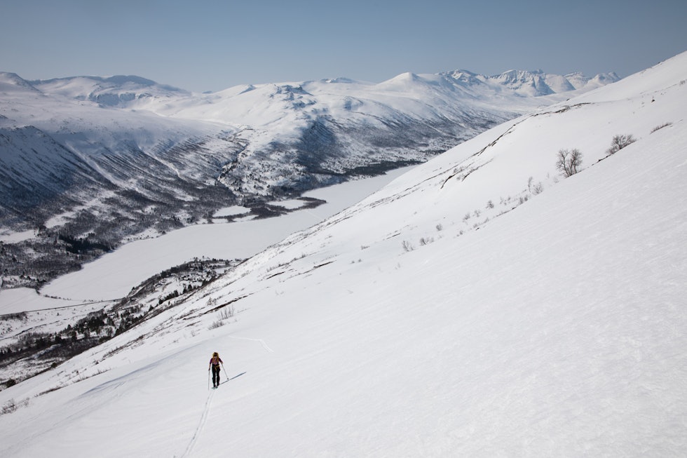 UTSIKT: Siv-Elin Skogen på vei opp mot Okla er det mange fine fjell å se på. Her er noen av Innerdalens fineste topper (blant andre) i bakgrunnen. Foto: Tore Meirik okla topptur oppdal storlidalen
