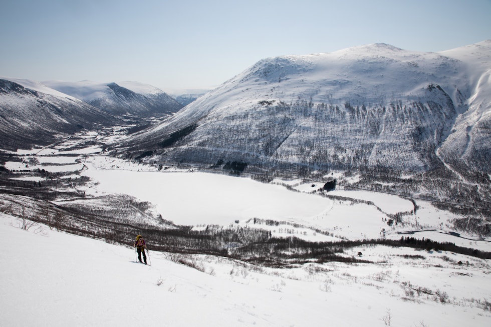 STORLIDALEN: På vei opp med de ytterste delene av Storlidalen i bakgrunnen. Klassikeren Storhaugen er fjellet til høyre. Foto: Tore Meirik okla topptur oppdal storlidalen