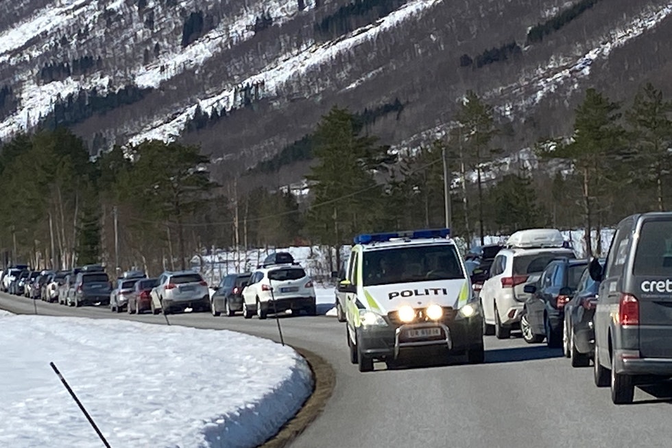 PARKERINGSKAOS: 40 feilparkerte biler langs vegen ved Dronningkrona i Sunndal fikk parkeringsgebyr på lørdag. Foto: Tommy Fossum/ Driva.no topptur dronningkrona sunndalen parkering