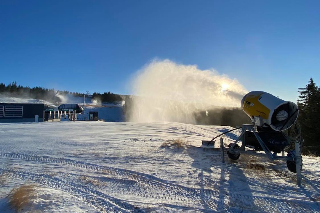 PRODUSERER: Hafjell produserer også snø nå. Foto: Alpinco Hafjell