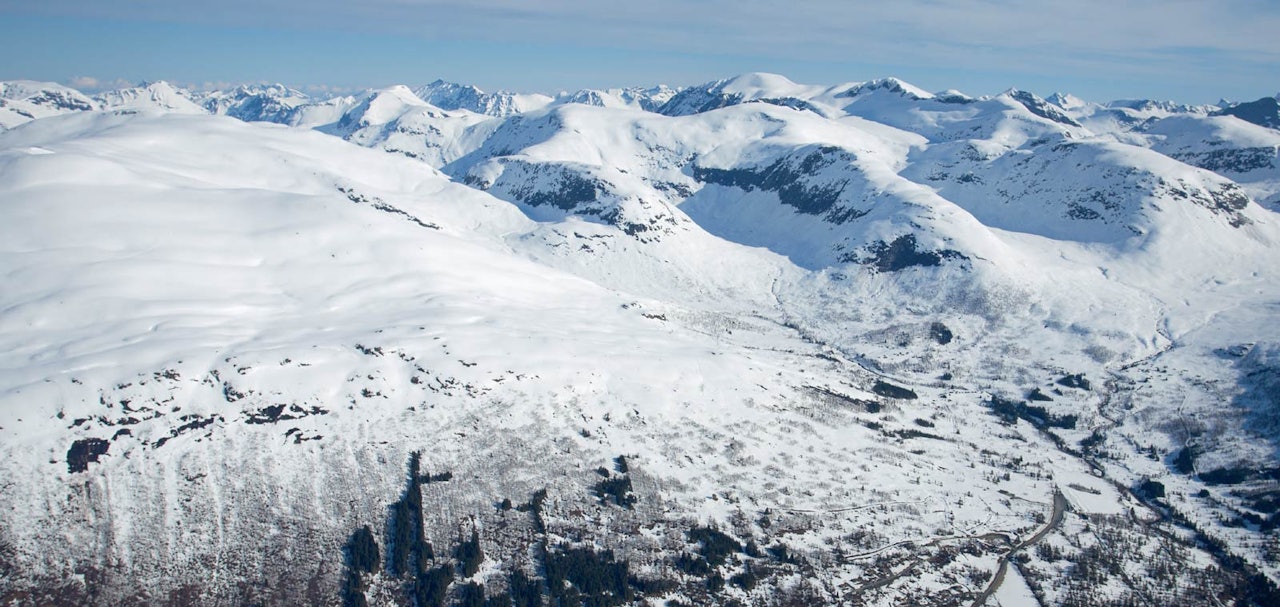 Normalvegen opp og ned frå skisenteret til venstre. Foto: Håvard Myklebust