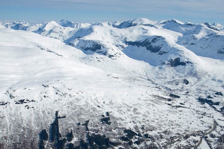 Normalvegen opp og ned frå skisenteret til venstre. Foto: Håvard Myklebust Normalvegen opp og ned frå skisenteret til venstre. Foto: Håvard Myklebust