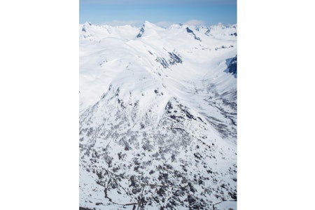 Ruta opp frå setrane ved Langeli, opp og litt ned langs den lange ryggen og vidare til topps. Foto: Håvard Myklebust. Ruta opp frå setrane ved Langeli, opp og litt ned langs den lange ryggen og vidare til topps. Foto: Håvard Myklebust.