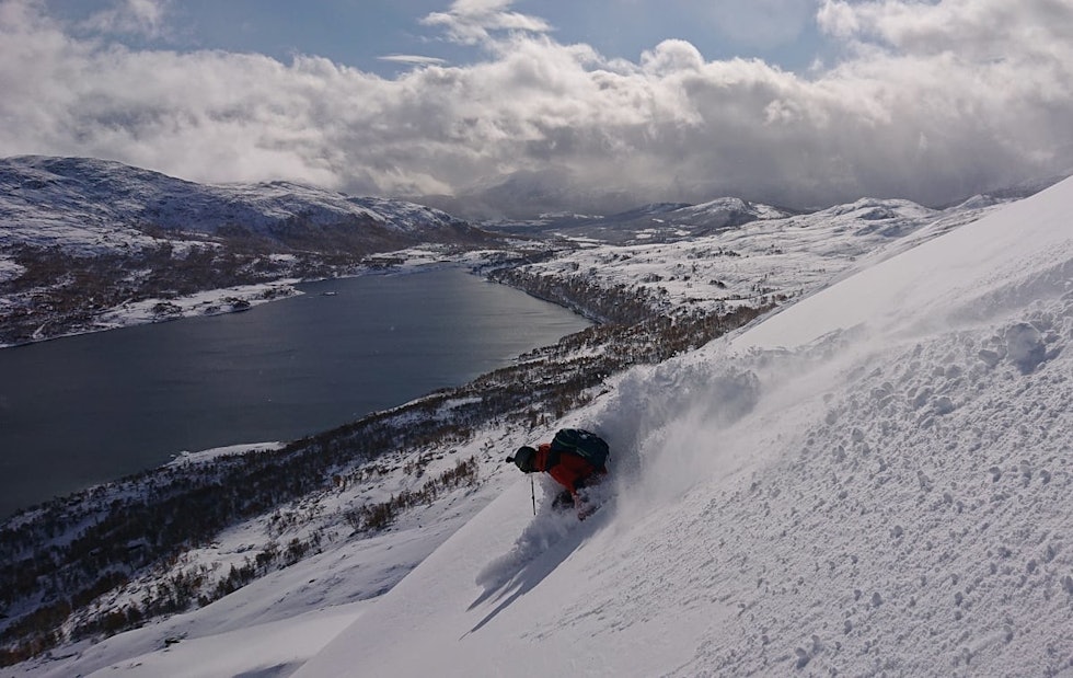 PUDDER: Asbjørn Eggebø Næss setter en stilig sving i uvanlig bra septembersnø i Oppdal på Nonshøa. Foto: Ola Hovdenak Nonshøa Asbjørn Eggebø Næss