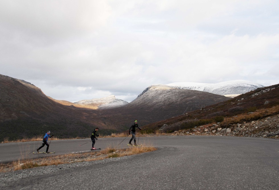 RULLEMOTSTAND: I bakken som er beskrevet som Norges svar på Mont Ventoux, fra Galdesanden til Juvasshytta 1840 moh. Hans-Inge Klette bakerst, med Trym Dalset Lødøen og Erik Kårvatn. Foto: Gunhild Aaslie Soldal landslagssamling-rulleski-juvass