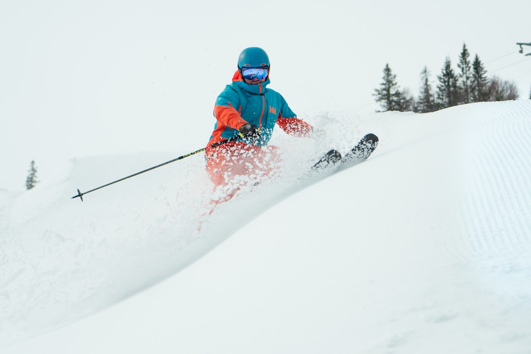 PIST ELLER PUDDER? Det finnes mange vakre former for skikjøring, og ofte er den beste tiden omtrent når skisenterene stenger. Geir Bottolfs gir seg ikke før heisen stopper. Bilde: Christian Nerdrum PIST ELLER PUDDER? Det finnes mange vakre former for skikjøring, og ofte er den beste tiden omtrent når skisenterene stenger. Geir Bottolfs gir seg ikke før heisen stopper. Bilde: Christian Nerdrum