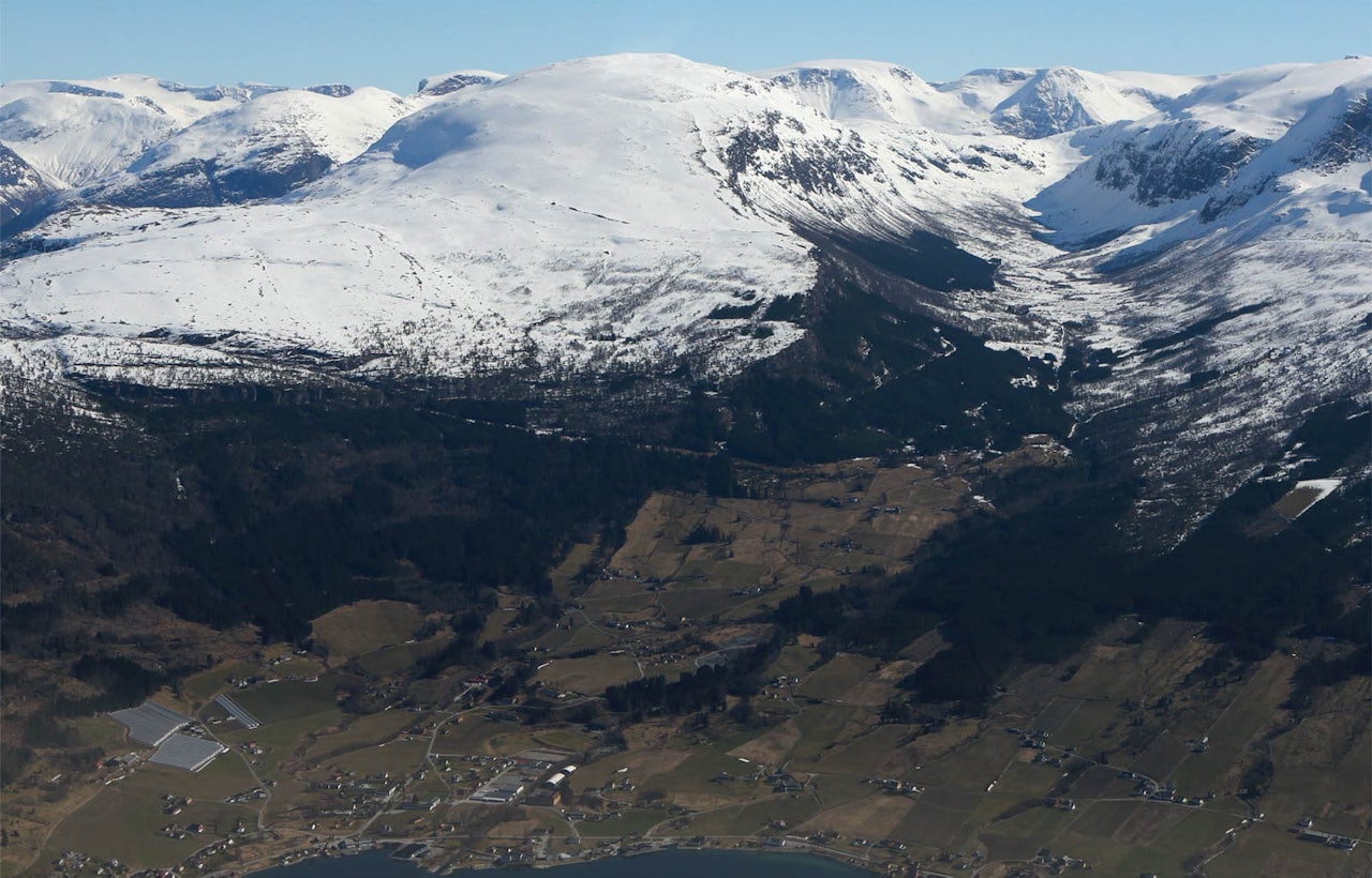 Skarsteinfjellet sett fra nordvest. Foto: Håvard Myklebust. / Trygge toppturer. Skarsteinfjellet sett fra nordvest. Foto: Håvard Myklebust. / Trygge toppturer.