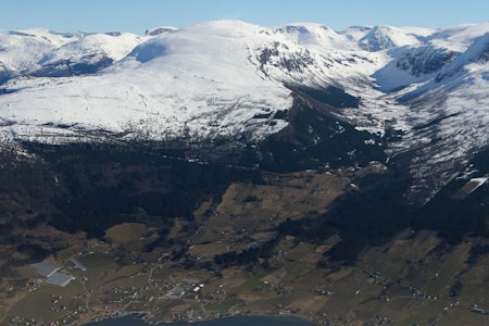 Skarsteinfjellet sett fra nordvest. Foto: Håvard Myklebust. / Trygge toppturer. Skarsteinfjellet sett fra nordvest. Foto: Håvard Myklebust. / Trygge toppturer.