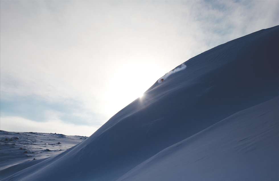 KITE OPP, SKI NED: Under gunstige forhold kan du tilbakelegge enorme distanser og høydemeter med en kite. Potensialet til bruk på topptur er bortimot uendelig. Foto: Christian Nerdrum Skjermbilde 2015-02-24 kl. 10.19.27