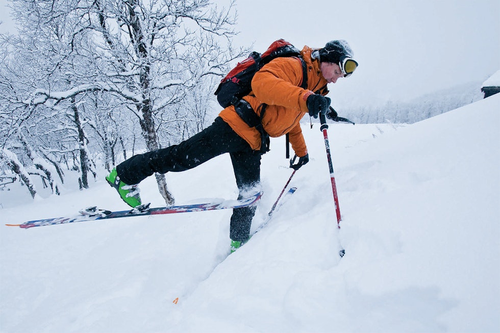 TOPPTUR: Markus Landrø er en svært dyktig skikjører, og demonstrerer her i 2011 en kicktur for Fri Flyt-serien Toppturskolen. Foto: Christian Nerdrum Markus Landrø
