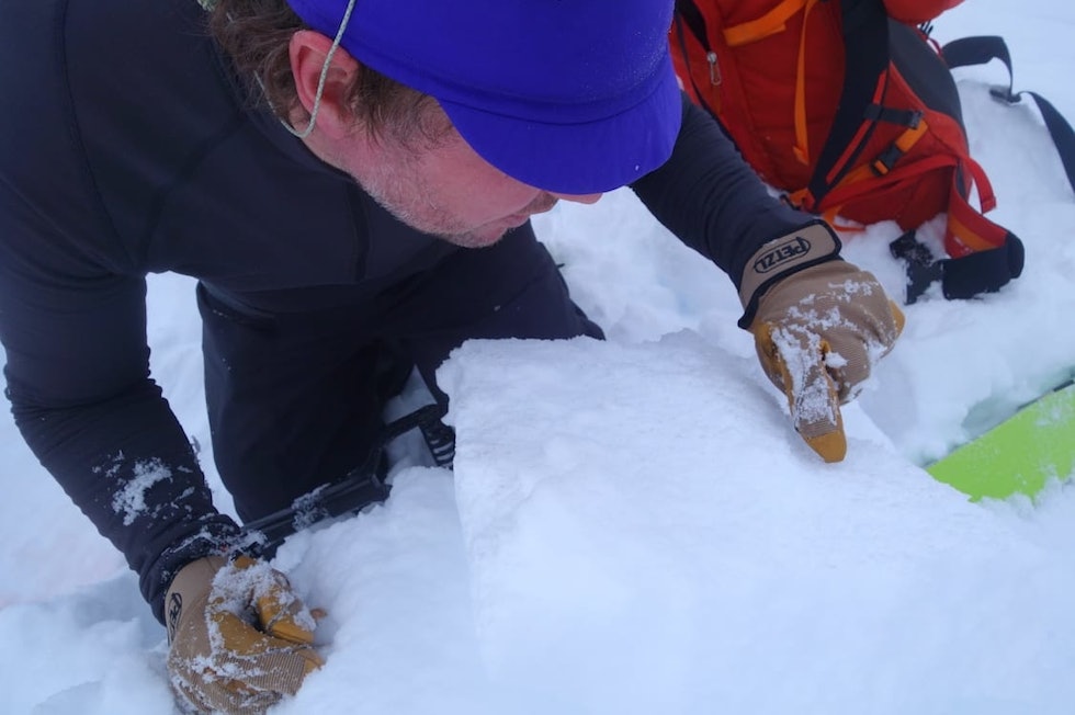 SKUMMELT: Markus Landrø identifiserer rim nede i snødekket i det populære terrenget ved Grånipa i Sogndalsdalen. Foto: Erlend Sande Markus Landrø