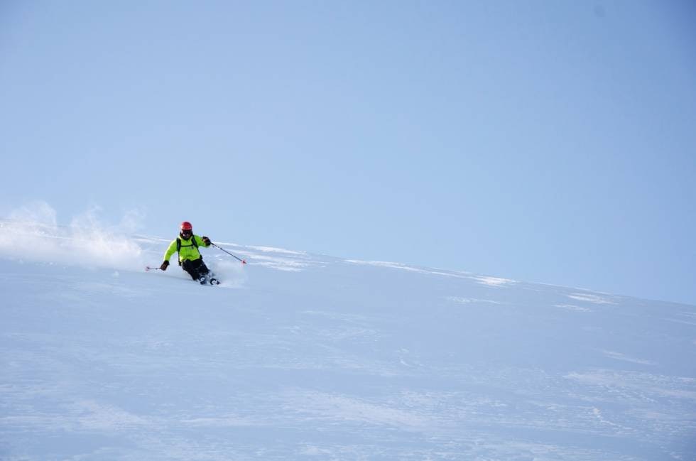 VEKSLENDE FØRE: Hemsedal får sin andel vind, og Jørgen Aamot får tatt i bruk skiteknikken på vei ned fra Gråkamben. VEKSLENDE FØRE: Hemsedal får sin andel vind, og Jørgen Aamot får tatt i bruk skiteknikken på vei ned fra Gråkamben.