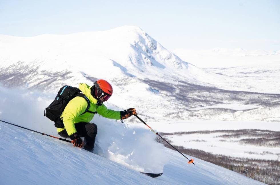FRI KJØRING: Fjellene rundt Hemsedal kan by på pudder uten skiheis. Her nyter Jørgen Aamot den beste delen av nedkjøringen fra Gråkamben.