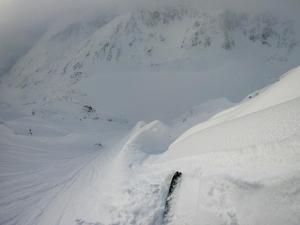 PUDDER: Deilig snø og mildt sagt spennende skiterreng! Foto: Finn Kristoffer Hovem Lyngsalpene brattkjøring Jiehkkevárri