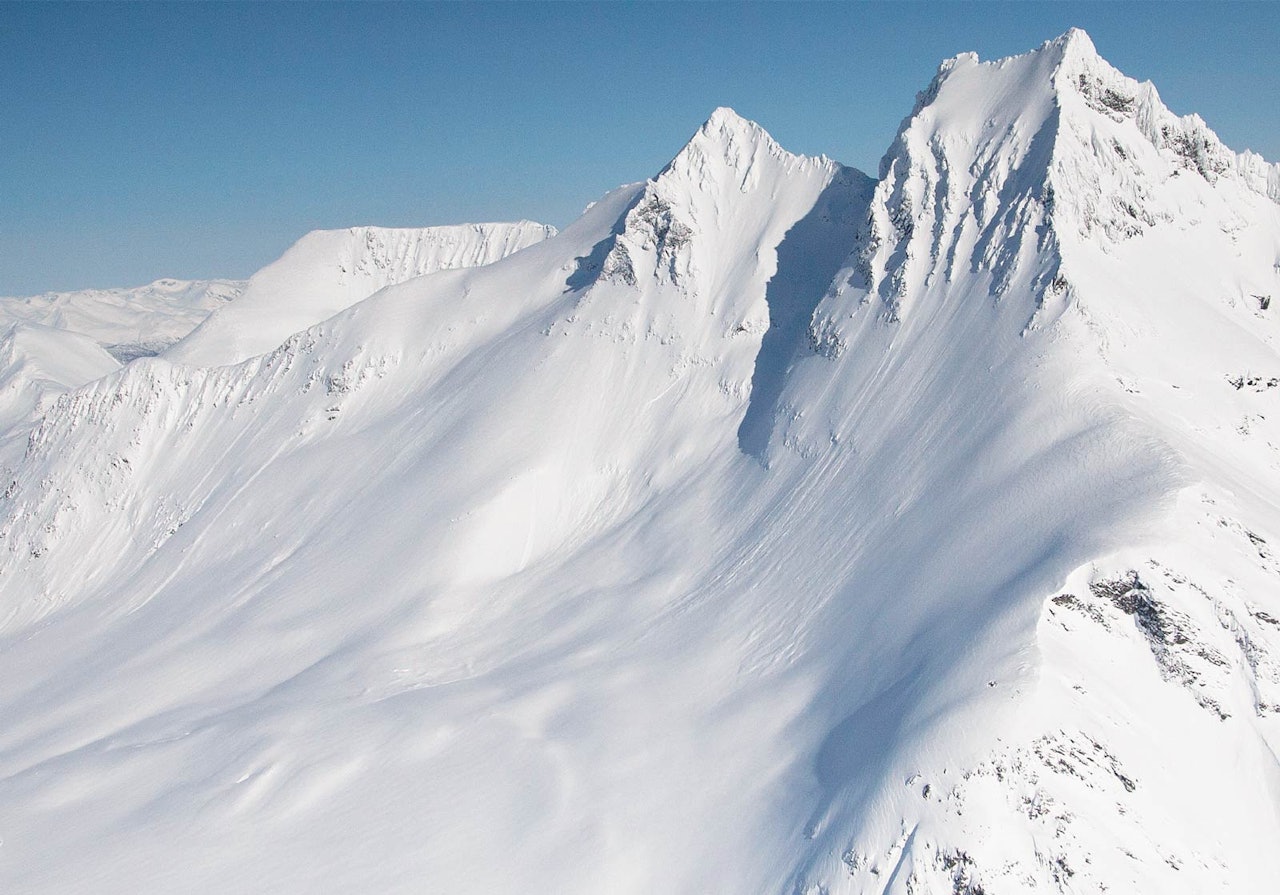 Draumelinja ned frå Store Smørskredtind kan berre køyrast av erfarne alpinistar på absolutt skredtrygge dagar. Foto: Eirik Vaage. Draumelinja ned frå Store Smørskredtind kan berre køyrast av erfarne alpinistar på absolutt skredtrygge dagar. Foto: Eirik Vaage.