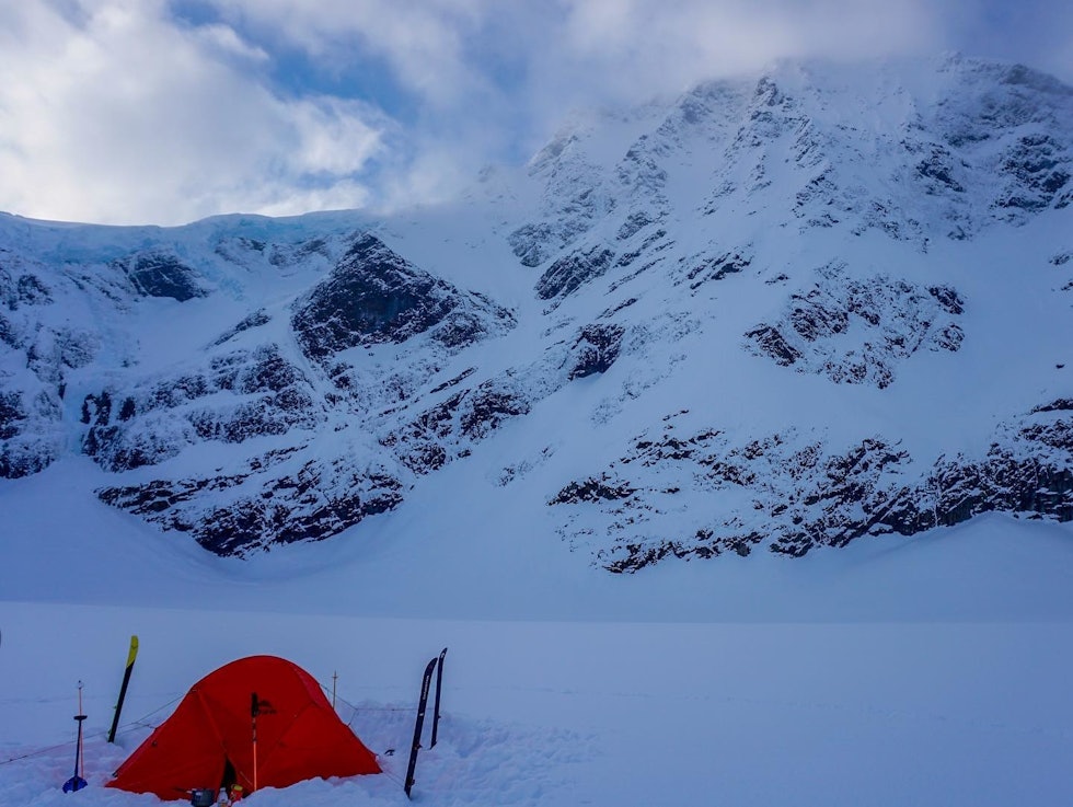 CAMP: Gutta overnatta på breen for å få tidlig nok start og gode inntrykk av facen. lyngsalpene brattkjøring Jiehkkevárri