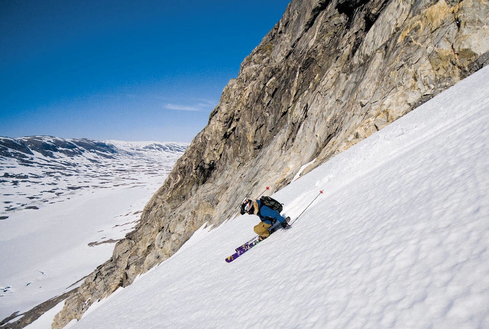 STORT OG HVITT: Bård Gundersen på vei ned cruisingfavoritten SS Norway, som ligger øst for skisenteret. Foto: Thomas Torsteinson Stryn sommerski