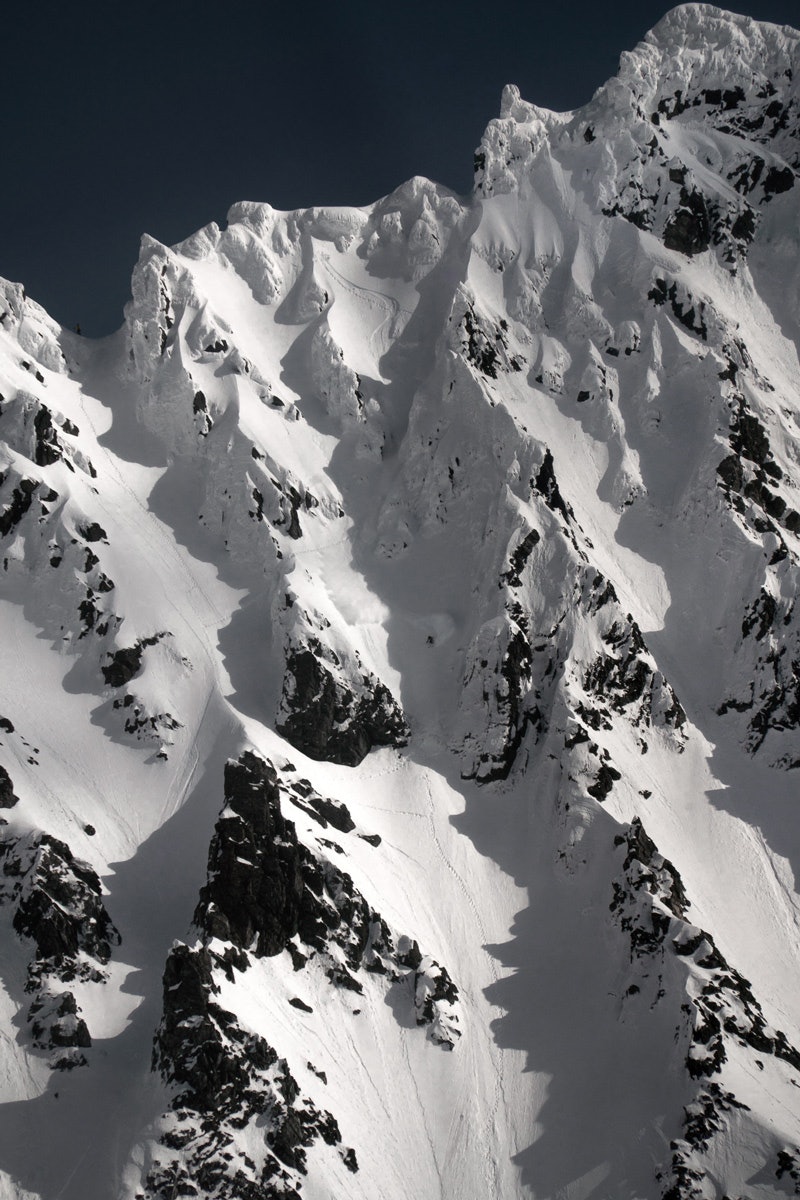 SUNNMØRE: Store, bratte og skumle fjell – og mildt sagt ambisiøs skikjøring. Foto: Veslemøy Odland trygg Lindkjølen frikjøring