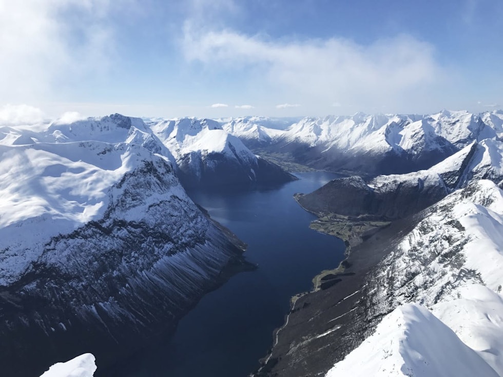 HJØRUNDFJORDEN: Hjørundfjorden er vakker, og utgangspunkt for mange fine ski- og klatreturer. Foto: Håvard Myklebust Hjørundfjorden