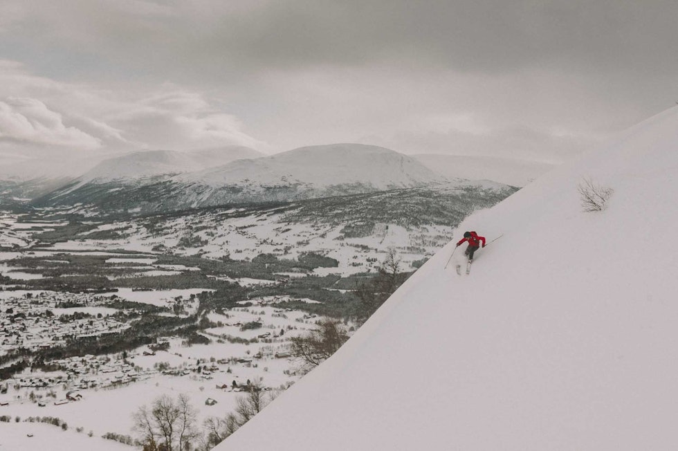 FINE FORHOLD: Henrik Kippernes nyter nysnøen i Oppdal. Foto: Kristoffer Kippernes Oppdal