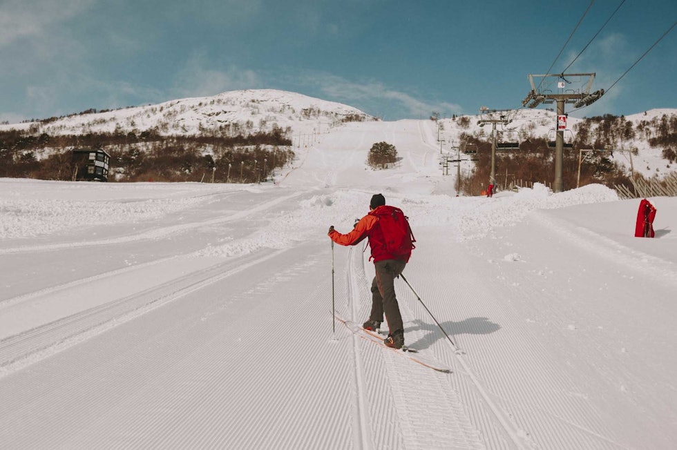 OPPTUR: Henrik Kippernes på vei opp skianlegget. Foto: Kristoffer Kippernes Oppdal