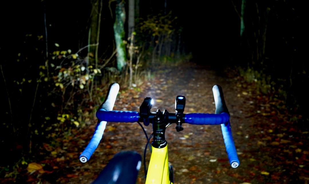 OPPLYST: Du trenger ganske kraftig lykt for å sykle grusveier i mørket. Foto: Øyvind Aas