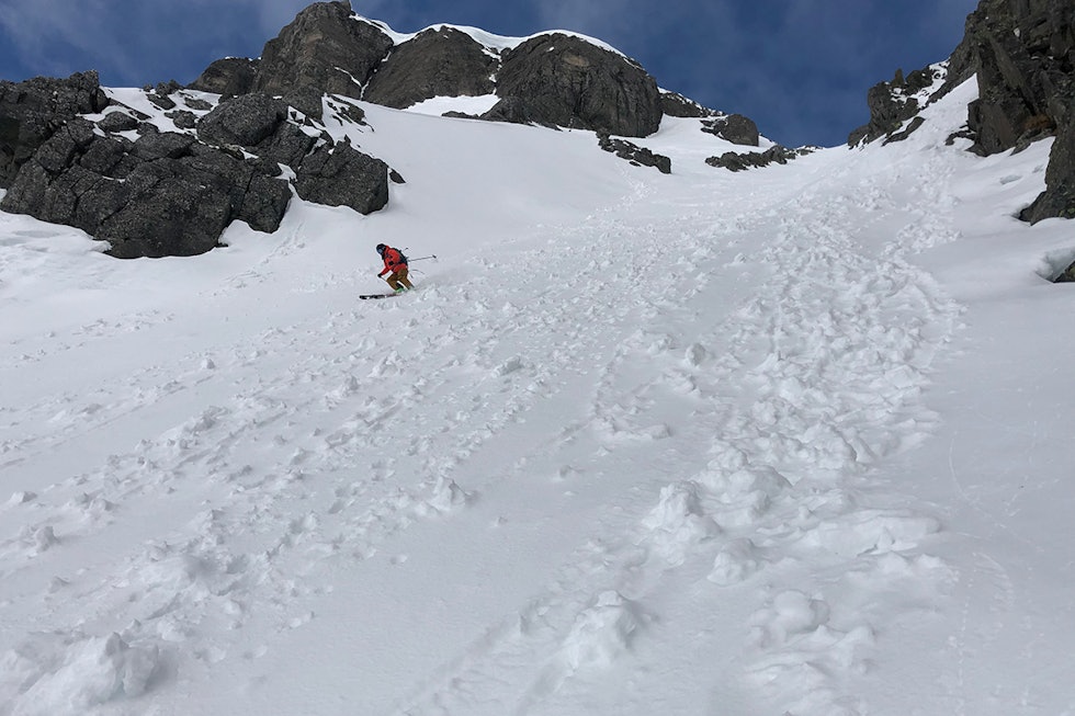 RENNE: Pål Berntzen på vei ned bunnen av renna. Foto: Anders Holtet Verjesteinsnuten