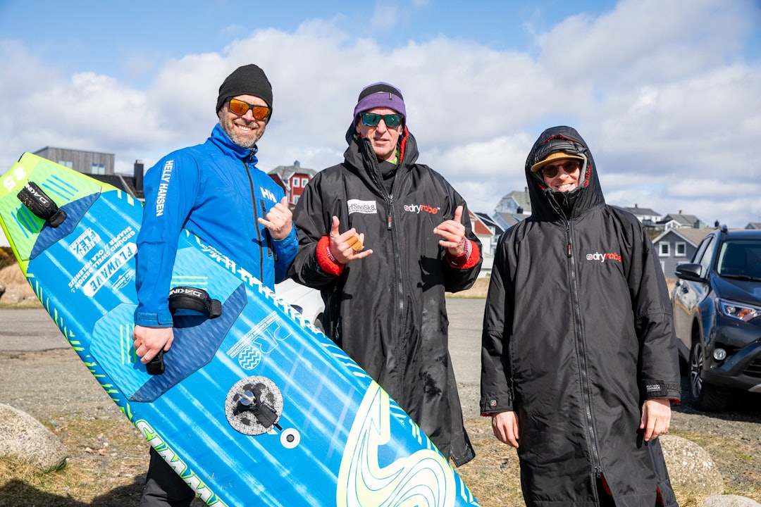 GJENGANGERE: Frie fugler men definitivt ikke påskekyllinger, Robert Torkildsen, Terje Tuft og Inge Kvivik var noen av de som lot fjell være fjell og søkte til sjøen for verdensklassebølger. Bilde: Otto Motzke Frie fugler men definitivt ikke påskekyllinger, Robert Torkildsen, Terje Tuft og Inge Kvivik var noen av de som lot fjell være fjell og søkte til sjøen for verdensklassebølger. Bilde: Otto Motzke