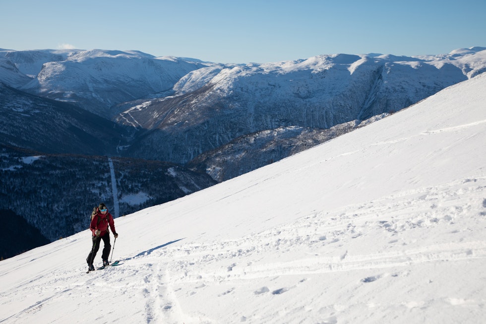 UTSIKT: På vei opp mot Roksdalskammen er det fin utsikt mot blant annet Sunndalsfjellene. Bak til høyre ses den nokså tøffe skilinja Saudalen. Foto: Tore Meiri topptur roksdalskammen oppdal