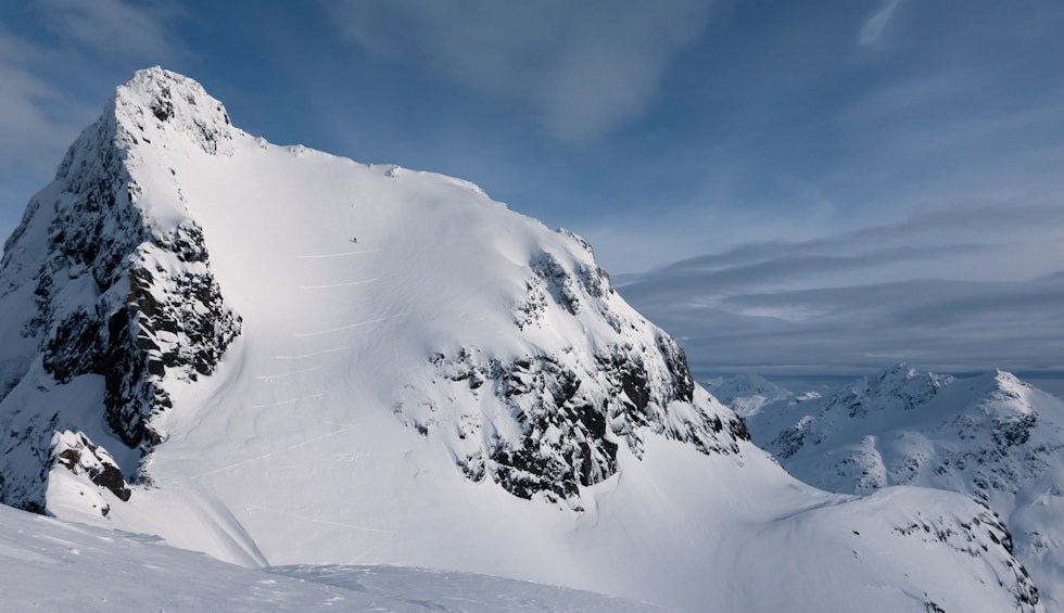 zikk-zakk: ... opp mot en navnløs topp på 928 moh. Foto: Johan Kristofers Toppturer-i-lofoten-5