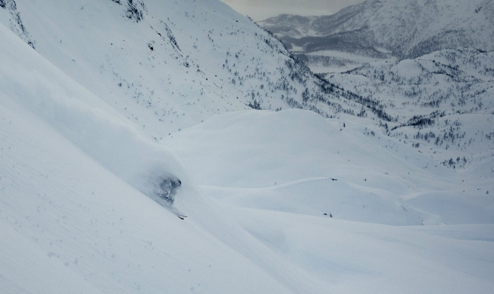 MIDDELS: Dårlig sikt og nedbør gir under middels god sikt, snø som kommer nedenfra og opp bidrar til ytterligere svekket sikt. Foto: Johan Kristofers Toppturer-i-lofoten-7