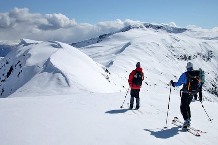 Asbjørnsnosi sett frå normalvegen til Hest, på veg attende til topp 1360 rett nord for Nonskar. Foto: Arnt Flatmo. / Toppturar i Sogn. Asbjørnsnosi sett frå normalvegen til Hest, på veg attende til topp 1360 rett nord for Nonskar. Foto: Arnt Flatmo. / Toppturar i Sogn.
