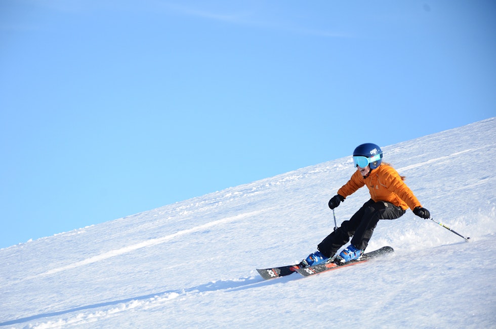 SKISMILET: Aurora er endelig på ski igjen. Her på vei ned fra Nonsnipa i Jølster. Foto: Erlend Sande skikjøring på nonsnipa i Jølster