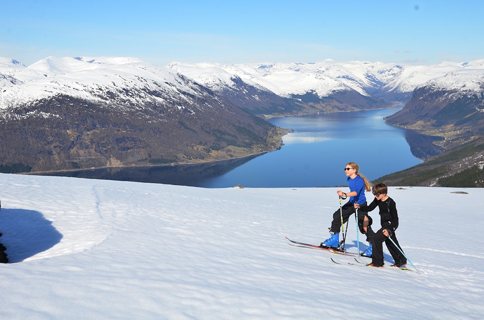PÅ VEI OPP: Aurora (11) på alpinski og Sivert (9) på langrennsski på vei mot Nonsnipa. Foto: Erlend Sande Randonee ski Jølster