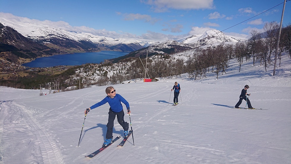 HVOR SKAL VI? Tre skiløpere på vei opp Jølster skisenter. Foto: Erlend Sande skitur i Jølster skisenter