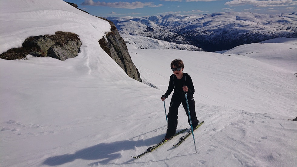 PÅ TOPP: Sivert (9) på toppen av Kvamsfjellet med langrennsski. Foto: Erlend Sande skitur Kvamsfjellet