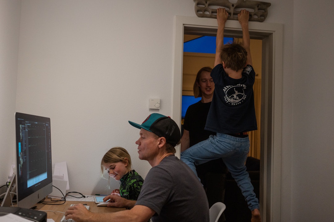 DIVERSE ARBEIDSOPPGAVER: Også hjemme hos Stian Hagen kan det være vanskelig å få gjort noe på hjemmekontoret når ungene er hjemme. Bilde: Christian Nerdrum Hjemmekontoret til Stian HAgen