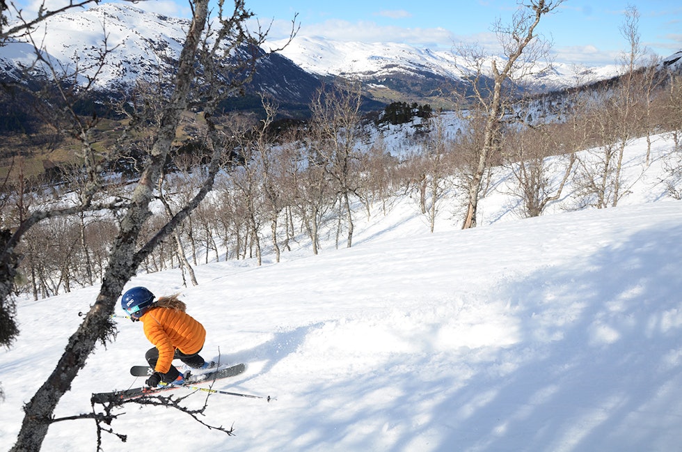 OFFPIST: Aurora (11) nyter skogskjøringen ned mot Jølster skisenter. Foto: Erlend Sande skikjøring ved Jølster skisenter