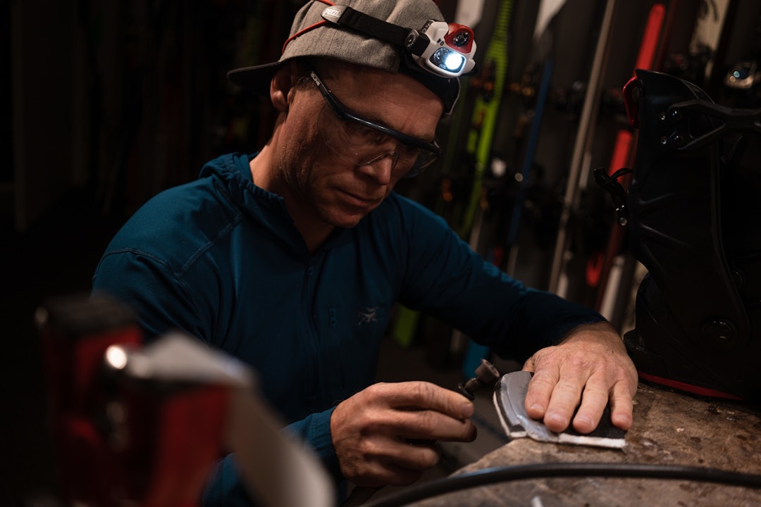 PØNSKER UT NYTT UTSTYR: Rollen som profesjonell skikjører har stadig gått mer mot utstyrsutvikling for Stian Hagen. Bilde: Christian Nerdrum Fokuset til Stian har skiftet utstyrsutvikler