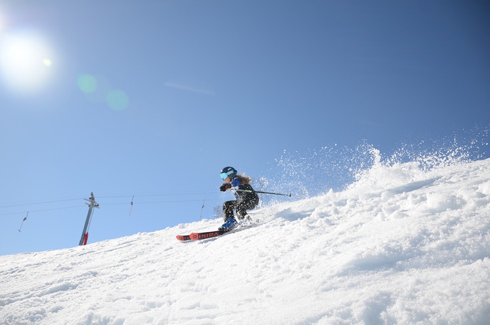 SLØSJ: Aurora (11) koser seg i den myke snøen ved heisen i Rindabotn. Foto: Erlend Sande skikjøring i Sogndal skisenter Hodlekve