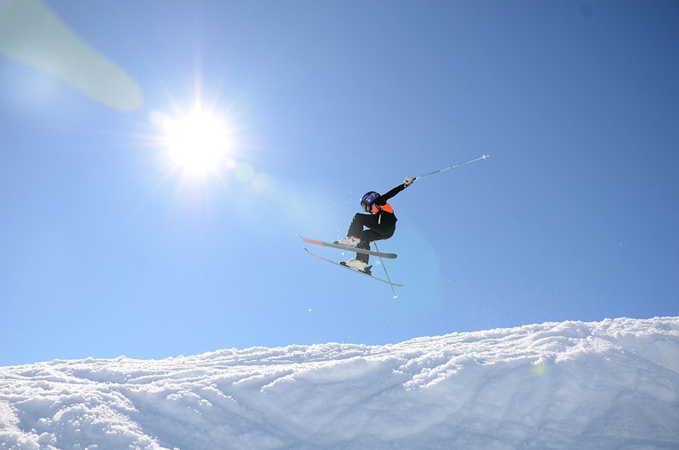 I SVEVET: Sivert (9) utforsker kombinasjonen av fart og luft. Foto: Erlend Sande hopp på ski Sogndal skisenter