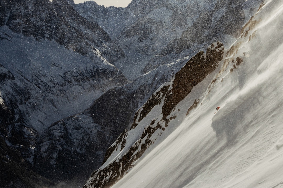 FLEGERE: Stian Hagen røyklegger en fjellside i Flegere Chamonix. Bilde Gard Gauteplass Stian Hagen Flegere Chamonix