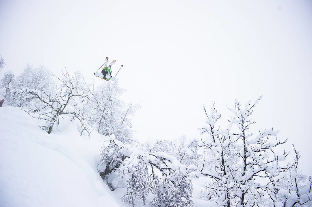 Skikjører i backflip