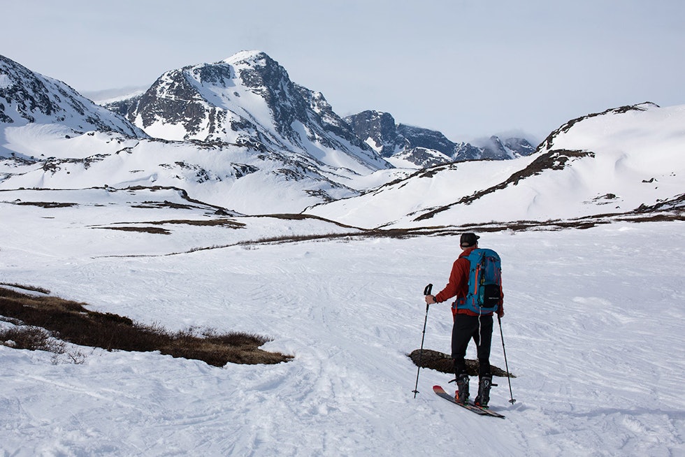 LEIFS DRØM: På vei inn den lange og flate Leirungsdalen kan Leif Øyvind Solemsli (LØS) studere nordsiden av Munken (midt i bildet i bakgrunnen), som han har drømt om å få kjørt siden 90-tallet, da de bredeste skiene var 60 på midten og hælen var løs. Foto: Tore Meirik valdresflya topptur jotunheimen