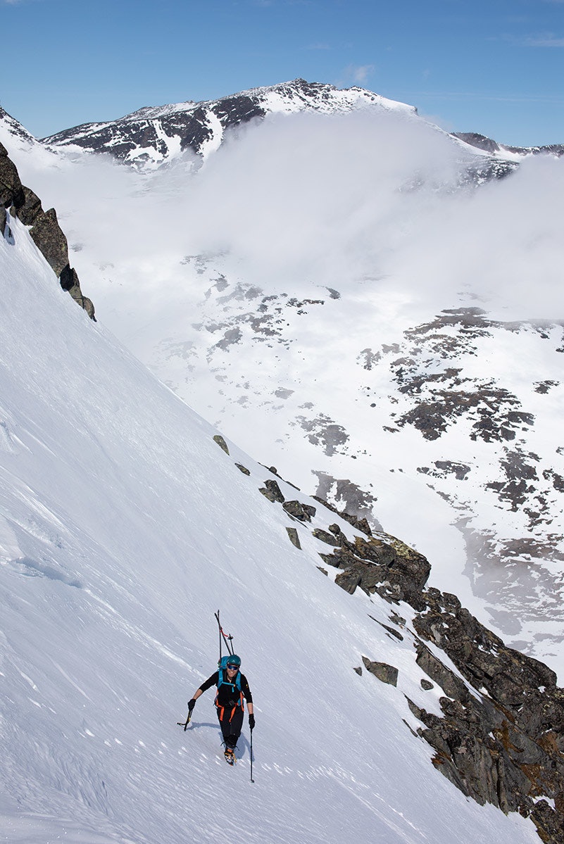 MUNKEN: Leif på vei opp nordsiden iført shorts og stillongs (og alpinklatre-stilriktig caps under hjelmen). Foto: Tore Meirik valdresflya topptur jotunheimen