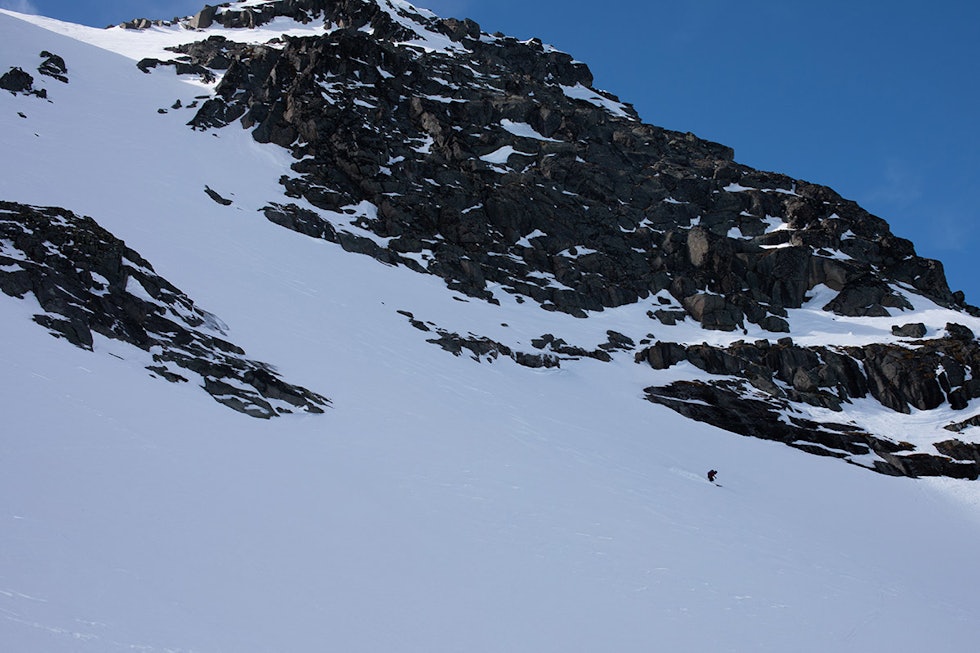 EN SLAGS PUDDER: Ti centimeter tørr nysnø kvalifiserer kanskje ikke til pudder, men det kan være veldig deilig å kjøre i. Leif er nettopp ferdig med knallhard snø i toppartiet, og det er omtrent på dette bildet at snøen begynner å sprute fra svingene og humøret stiger. Foto: Tore Meirik valdresflya topptur jotunheimen