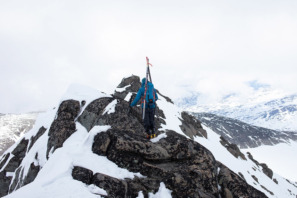 RYGGTRAVERS: Spennende gange på ryggen mellom Tjønnhols- og Steinflytind. Foto: Tore Meirik valdresflya topptur jotunheimen
