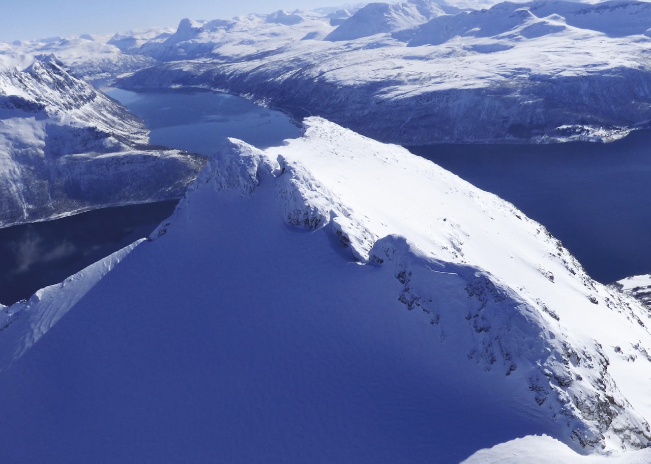 Kråkrøtinden 1187 moh fra toppturer rundt Harstad Kråkrøtinden 1187 moh fra toppturer rundt Harstad
